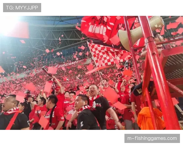 成都蓉城主场球迷高唱助威歌曲，凤凰山体育场再现红色海洋